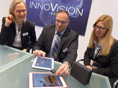 Mirjam Rösch, Martin Decker und Sandra Stockem mit dem  HVC Viewer Sensor zur Demonstration blauer und ultravioletter Lichtenergie