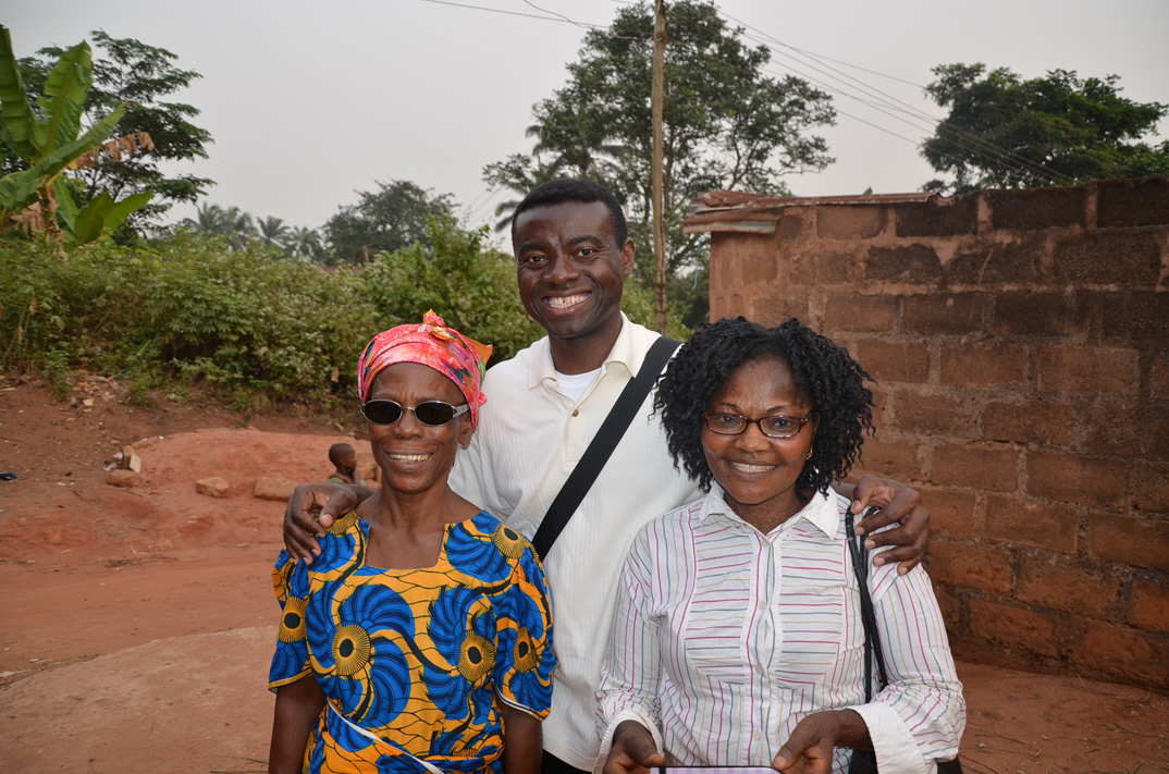 Emeka und zufriedene Patienten